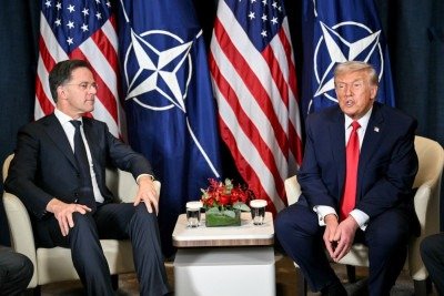 O presidente dos EUA, Donald Trump (à direita), conversa com o secretário-geral da OTAN, Mark Rutte, durante uma reunião bilateral à margem do Fórum Econômico Mundial (FEM), em Davos, em 21 de janeiro de 2026.  (Photo by Mandel NGAN / AFP)
       -  (crédito:  AFP)