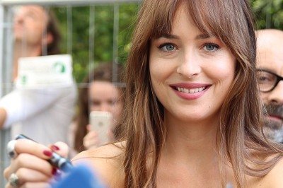<p>Dakota Johnson, atriz norte-americana, completou 35 anos no dia 4 de outubro de 2025 . Ela celebra uma carreira em ótima fase e continua a conquistar papéis de destaque em filmes de diversos gêneros.</p>
 -  (crédito: wikimedia commons Pietro Luca Cassarino)