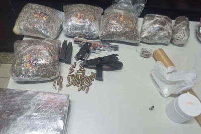 Com os suspeitos, os policiais apreenderam duas pistolas, 8kg de maconha e uma quantidade menor de coca&iacute;na -  (crédito: PMMG/Divulga&ccedil;&atilde;o)