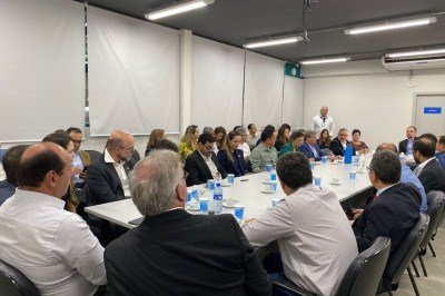 Anuncio de novo empreendimento da Hypofarma foi feito durante reuni&atilde;o do presidente da Anvisa e representantes da ind&uacute;stria farmac&ecirc;utica -  (crédito: Juciene Abreu/Divulga&ccedil;&atilde;o)