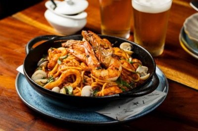 O espaguete com camarões, lulas, vôngole, molho pomodoro, muçarela de búfala, tomates confitados e pesto de manjericão do Al Mar é ideal para compartilhar -  (crédito: Victor Schwaner/Divulgação)