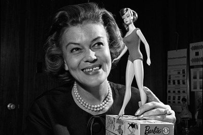 <p>A boneca Barbie foi criada em 1959 pela empresária norte-americana Ruth Handler e recebeu o nome completo de Barbara Millicent Roberts. Lançada pela Mattel como uma boneca que representava uma mulher adulta, em contraste com as bonecas infantis predominantes até então, a Barbie foi inspirada na boneca alemã Bild Lilli e concebida para permitir que crianças imaginassem futuros possíveis, enquanto exploravam diferentes profissões, estilos de vida e identidades.</p>
 -  (crédito: Nelson Tiffany, Los Angeles Times/Wikimedia Commons)