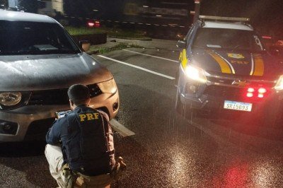 Segundo a polícia, o carro usava placas falsas -  (crédito: Divulgação/PRF)