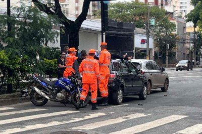 Garupa chegou a cair em cima do veículo, onde foi atendida pelos bombeiros -  (crédito: Edésio Ferreira/EM/D.A.Press)