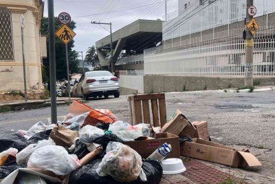 Lixo se acumula em BH no terceiro dia de paralisação dos garis -  (crédito: Edésio Ferreira/EM/D.A Press)