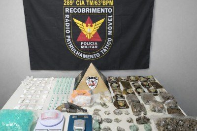 Homem estava escondido em casa usada como ponto de distribuição de droga -  (crédito: Divulgação/Polícia Militar)