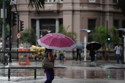 Imagem meramente ilustrativa. Chuva forte pode atingir Belo Horizonte na noite desta quarta-feira (21/1), de acordo com a Defesa Civil municipal -  (crédito: Tulio Santos/EM/D.A. Press. Brasil. Belo Horizonte - MG -03/01/2026)