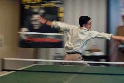 Baseado na história do mesatenista americano Marty Reisman, 'Marty Supreme' adota linguagem frenética e atmosfera oitentista para seguir personagem em constante movimento -  (crédito: Diamond Films/Divulgação)