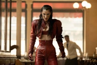 A top model americana e atriz Bella Hadid vive a modelo que explode, após um desfile em Paris, ao ingerir a droga The Beauty -  (crédito: FX/Divulgação)