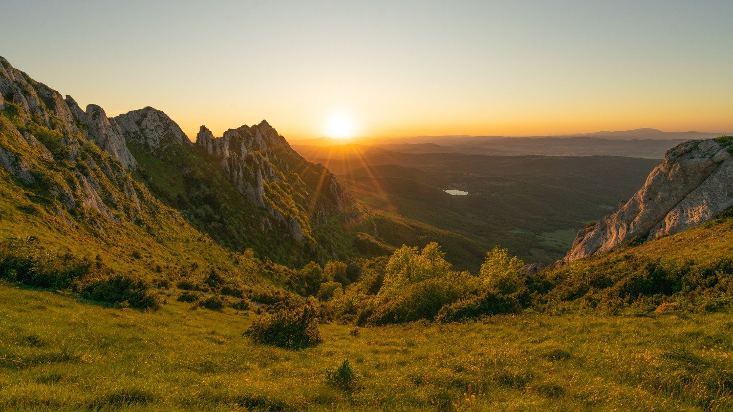 A beleza do nascer do sol sobre as montanhas &eacute; uma das recompensas para aventureiros que buscam os cumes brasileiros.