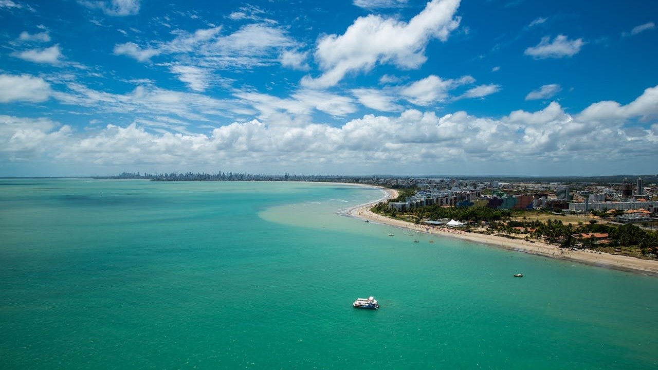 Jo&atilde;o Pessoa, com sua orla bem cuidada e &aacute;guas claras, &eacute; uma das capitais nordestinas que oferecem boa estrutura e pre&ccedil;os justos. -  (crédito: Alexandre Saraiva Carniato/ Pexels)