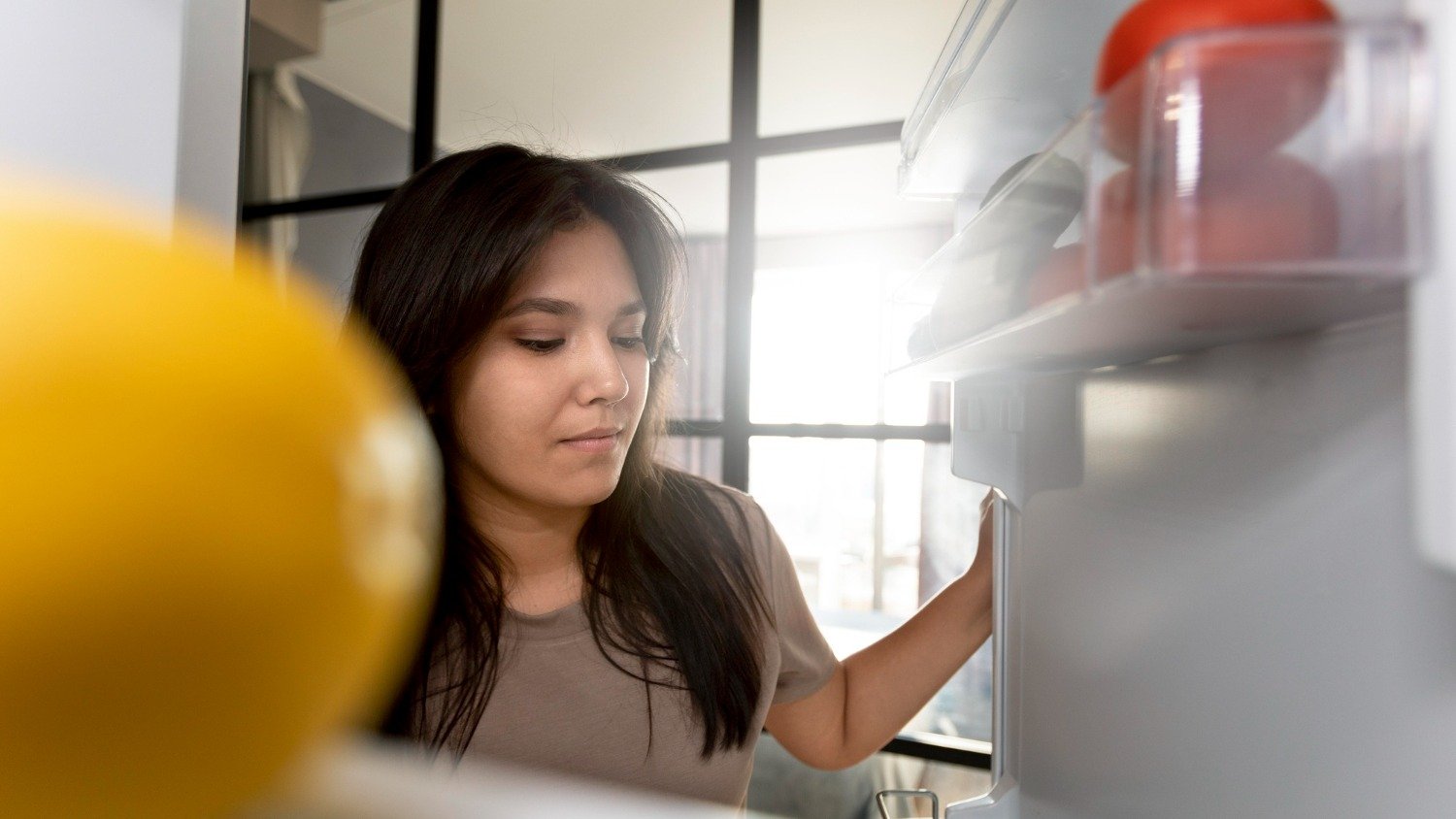 7 alimentos que causam mau cheiro na geladeira e como armazená-los - Freepik