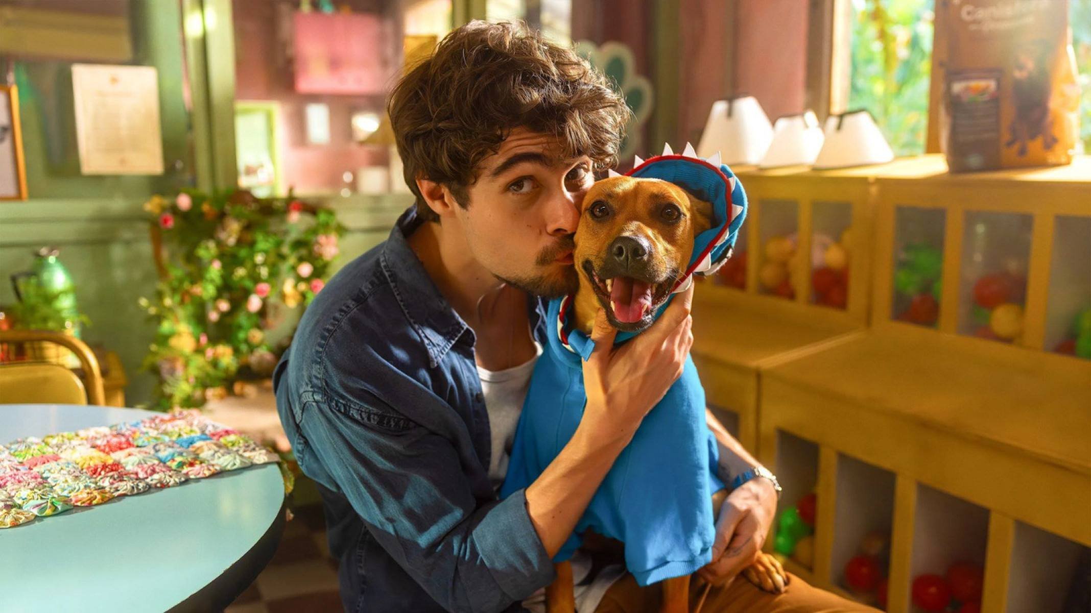 Ator Rafael Vitti beija o vira-lata Amendoim. Os dois estrelam o filme Caramelo 