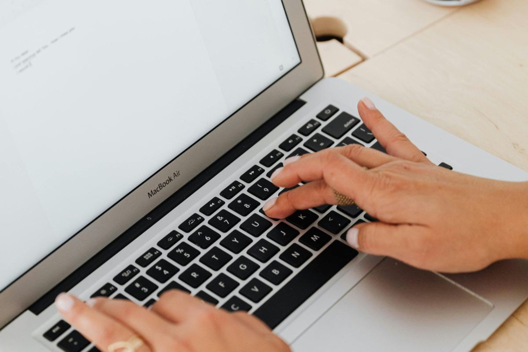 A cria&ccedil;&atilde;o de sites deixou de ser apenas est&eacute;tica e passou a funcionar como infraestrutura de reputa&ccedil;&atilde;o, atendimento e vendas no ambiente digital