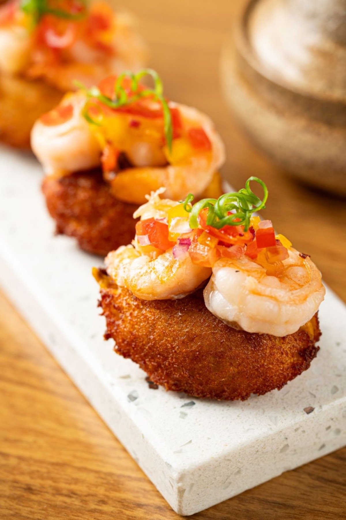 O restaurante Odoy&aacute; serve de entrada mini acaraj&eacute; de camar&atilde;o com vatap&aacute; e vinagrete