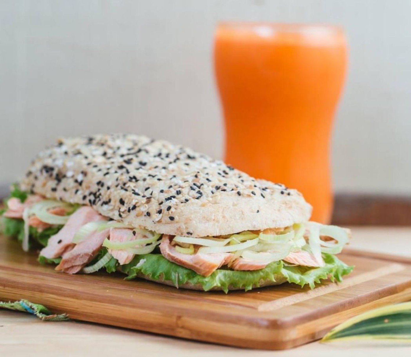 Um dos sandu&iacute;ches favoritos do N&eacute;ctar da Serra &eacute; o de salm&atilde;o na ciabatta com alface americana, creme de wasabi e alho-por&oacute;