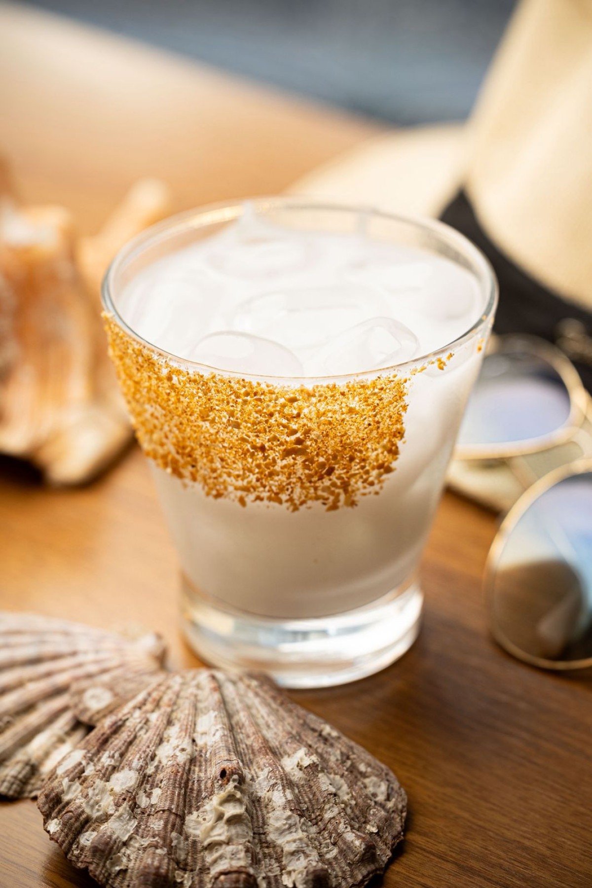 Cacha&ccedil;a, pur&ecirc; de coco, toque de menta e crocante de coco salgado: o coquetel do Odoy&aacute; faz voc&ecirc; se sentir na praia tomando &aacute;gua de coco