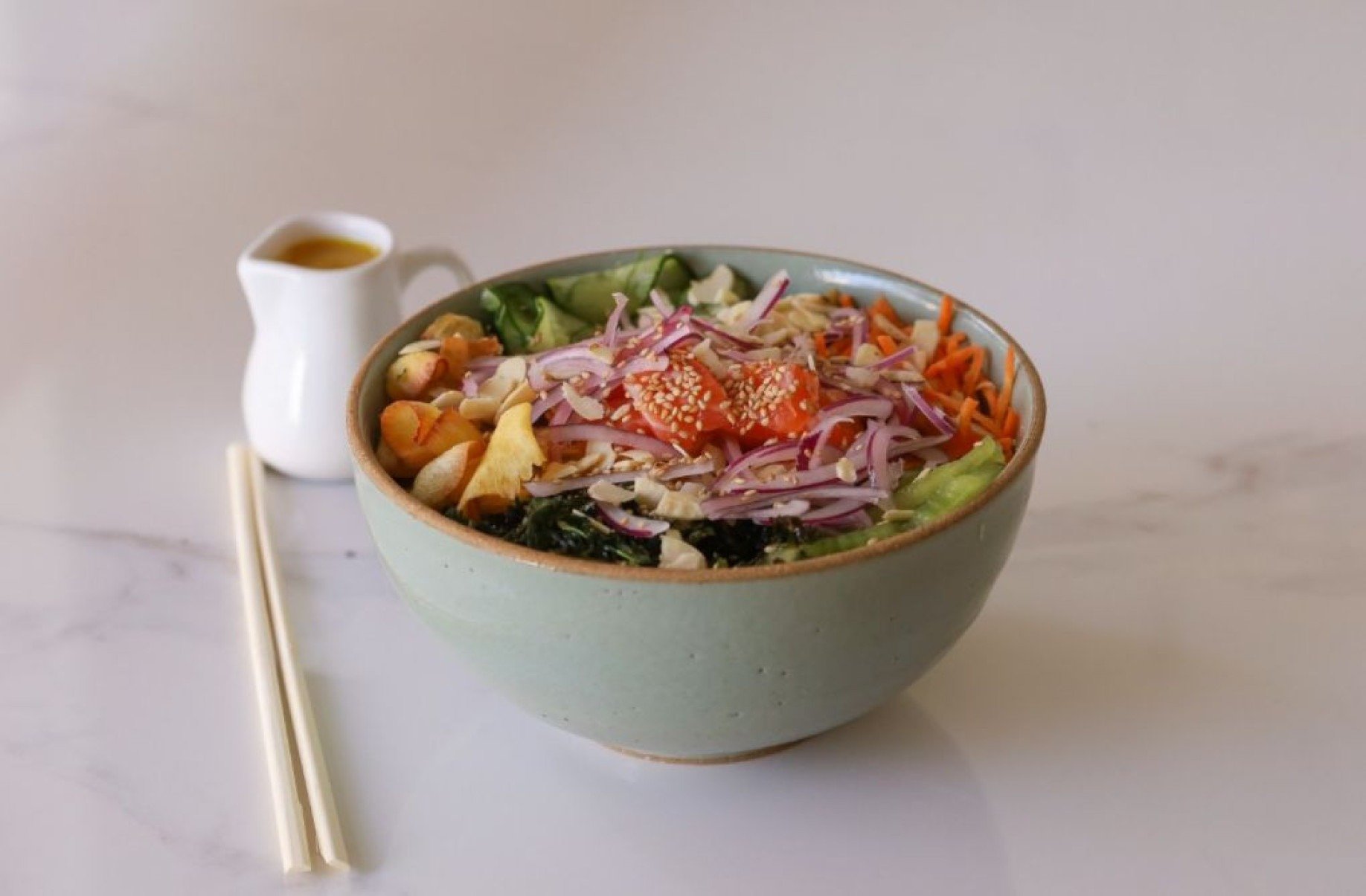 Refrescantes e nutritivos, os pokes s&atilde;o vendidos em tr&ecirc;s tamanhos e com in&uacute;meras combina&ccedil;&otilde;es de ingredientes na rede Mana Poke