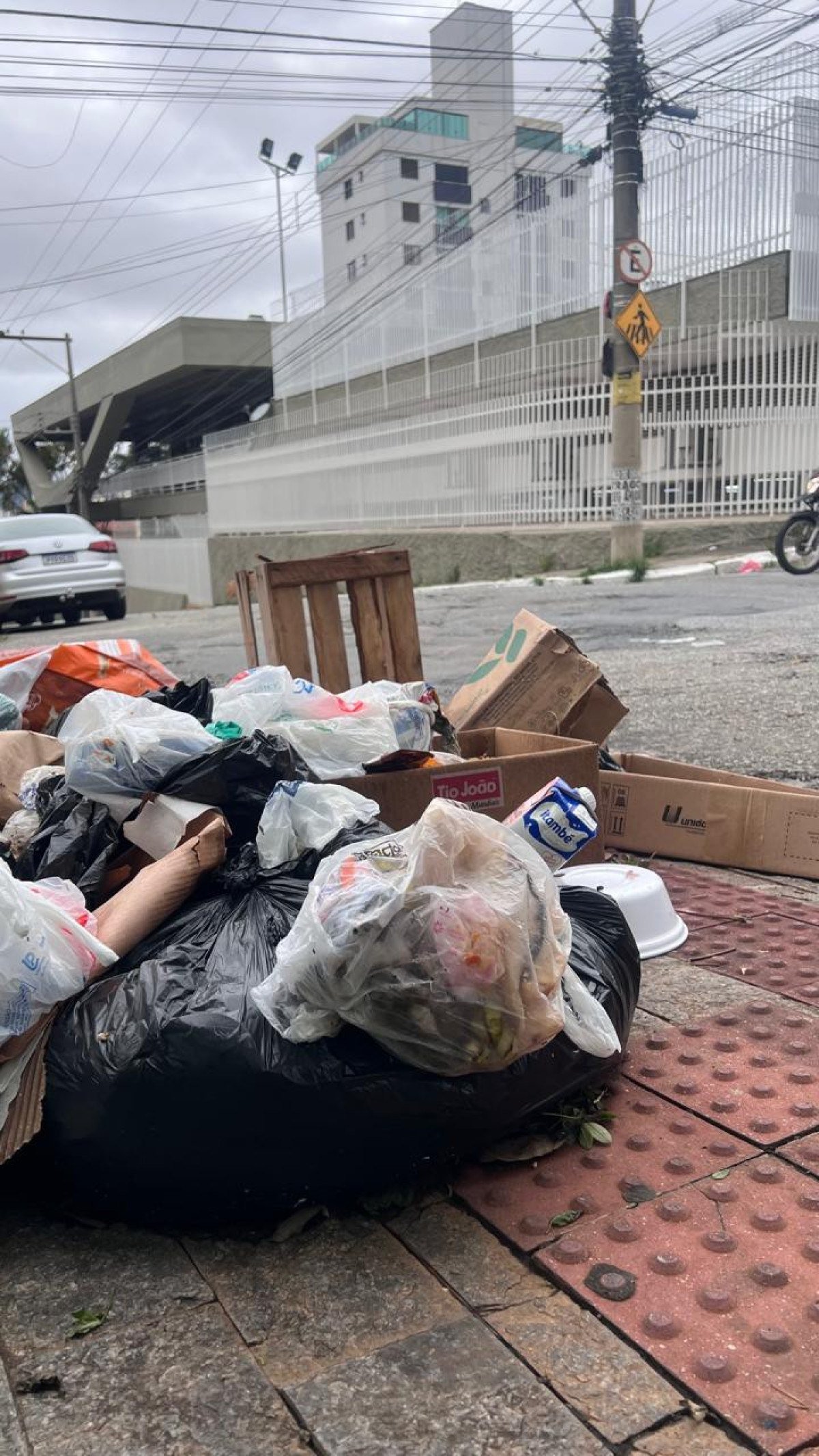 Lixo se acumula no bairro Caiçaras, região Noroeste de BH