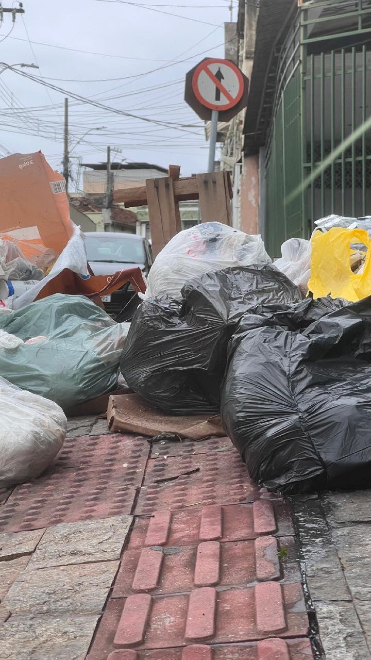 Lixo se acumula no bairro Caiçaras, região Noroeste de BH