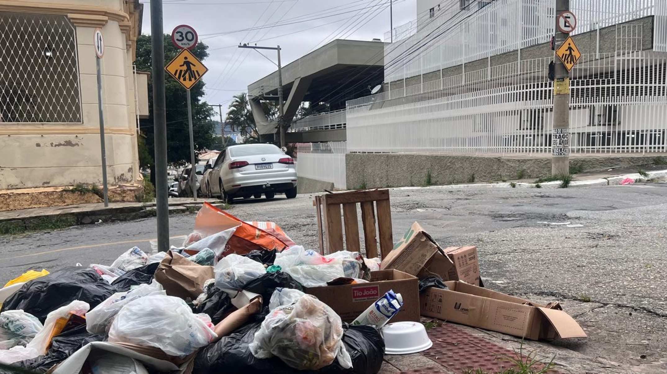 Lixo se acumula no bairro Caiçaras, região Noroeste de BH