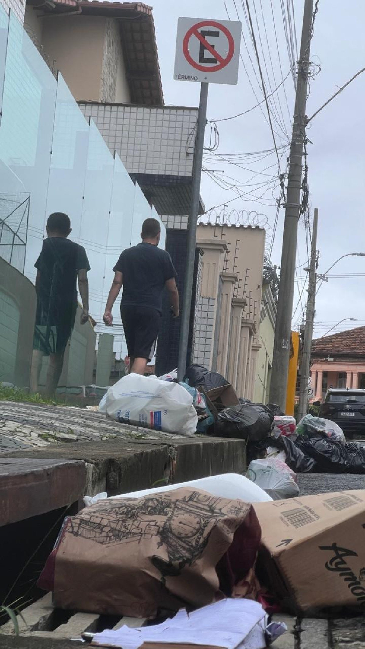 Lixo se acumula no bairro Caiçaras, região Noroeste de BH