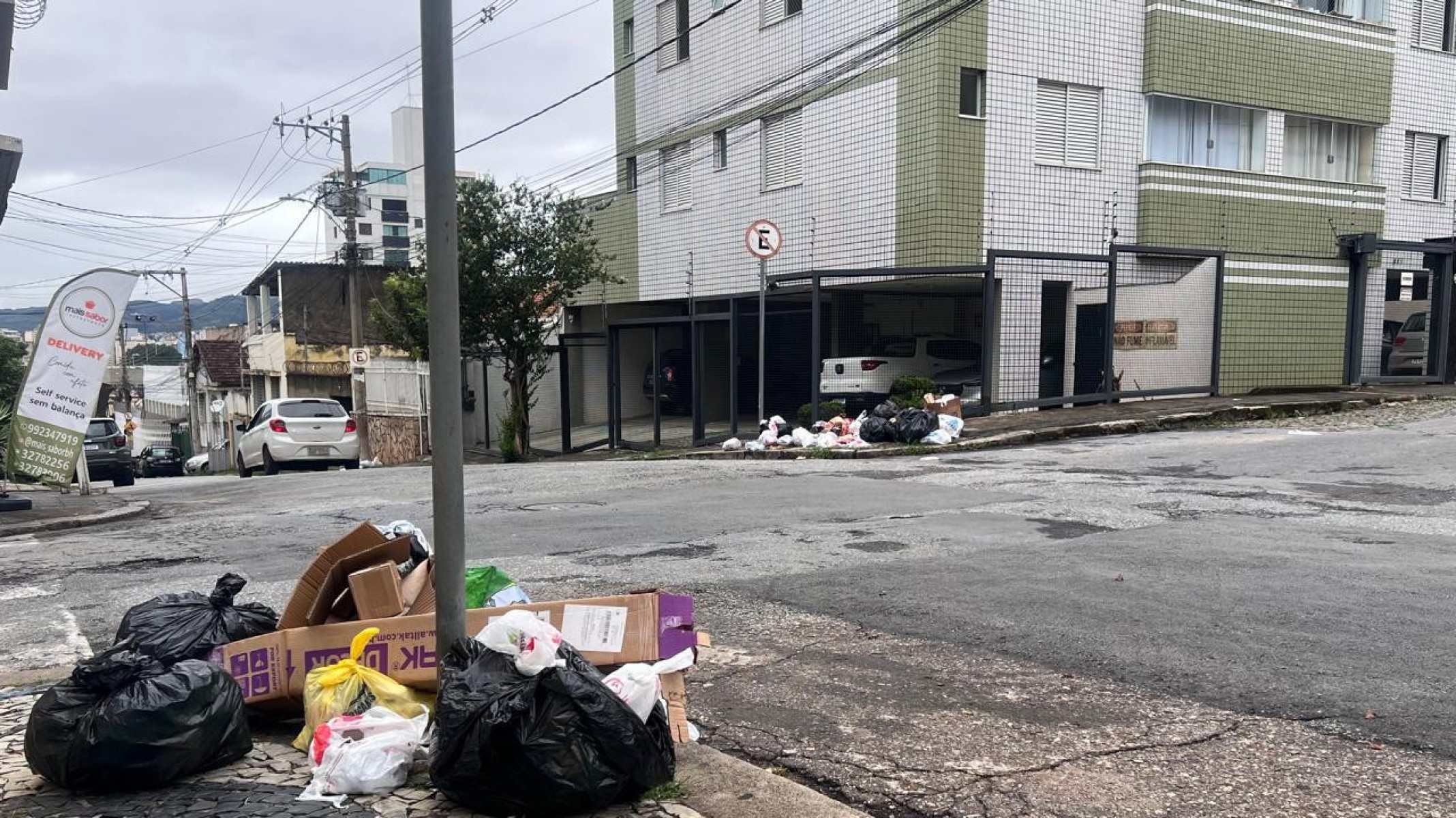 Cruzamento entre as ruas Teófilo Otoni com Prados acumula lixo no terceiro dia de greve 