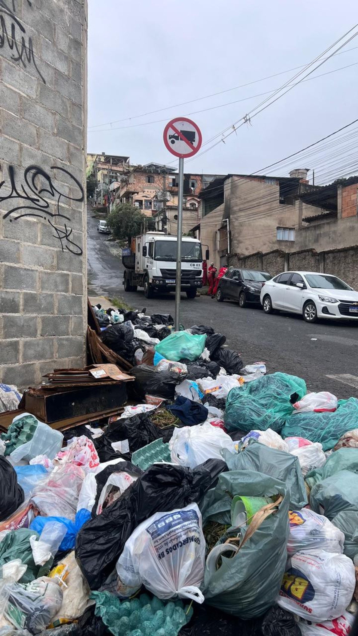 Lixo se acumula no bairro Caiçaras, região Noroeste de BH