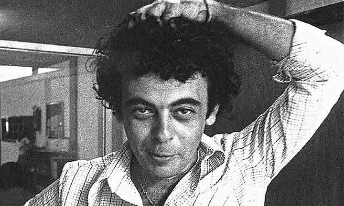 <p>O reconhecimento internacional consolidou-se especialmente com “Terra em Transe”, filme que lhe rendeu o Prêmio da Crítica no Festival de Cannes, o Prêmio Luis Buñuel na Espanha, o Grande Prêmio do Júri da Juventude no Festival de Locarno e o Golfinho de Ouro de melhor filme do ano no Rio de Janeiro.</p>
 -  (crédito: - Reprodução do Facebook Glauber Rocha)