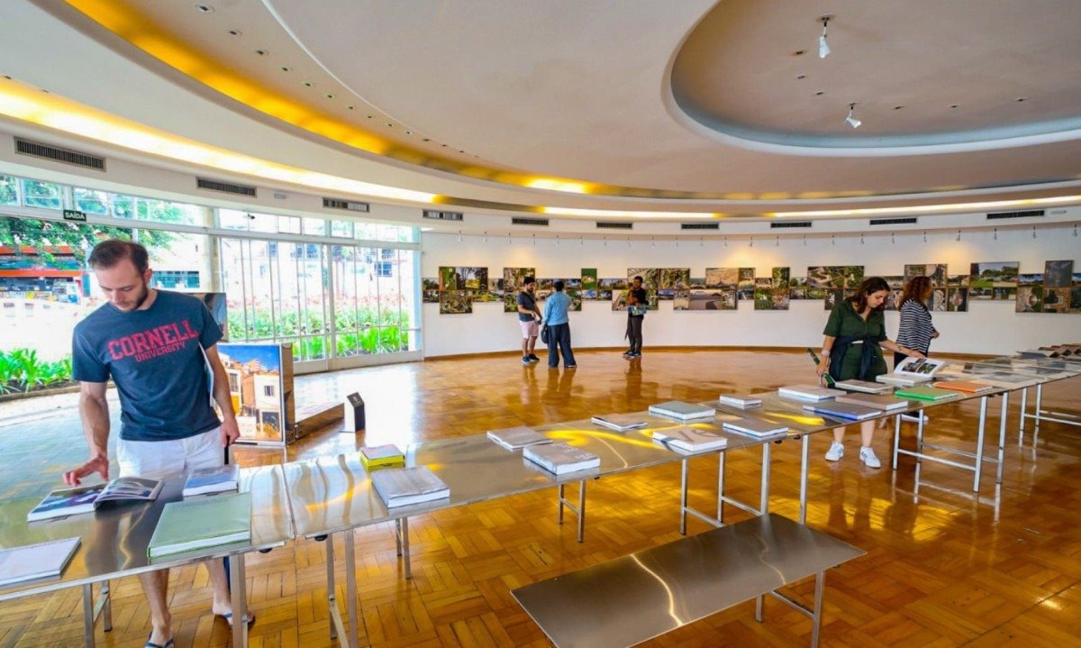 Os professores Rangel Carvalho, de 34 anos, e Mariana Almeida, de 37, aproveitaram as f&eacute;rias para visitar os museus da cidade acompanhados por um grupo de amigos - Na foto a Casa do Baile