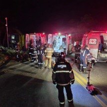 Ônibus capota na BR-251, deixa cinco mortos e mais de 40 feridos em MG - Corpo de Bombeiros/Reprodução