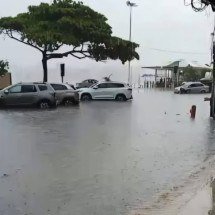Vídeos postados nas redes sociais mostram a orla da Praia do Morro alagada com as chuvas intensas nos últimos dias -  (crédito: Redes Sociais)