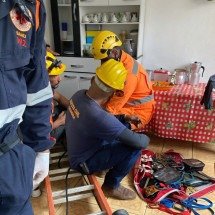 Piso de casa cede e idosa despenca de 2 metros em Minas - Reprodução/CBMMG