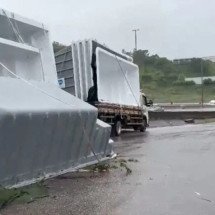 Caminhoneiro morre esmagado ao descarregar piscina na BR-381 - Reprodução/Redes Sociais 