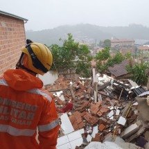 No início do mês, os bombeiros resgataram um idoso após a casa dele desabar -  (crédito: CBMMG)