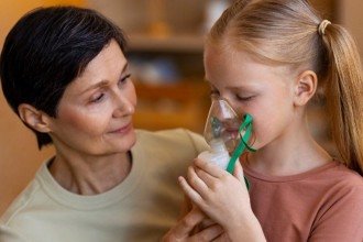 Bronquiolite e pneumonia: vacina para VSR protege gestantes, bebês e idosos
