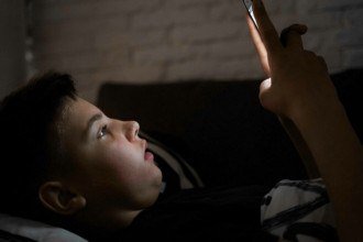 Dormir tarde nas férias pode interferir na saúde das crianças