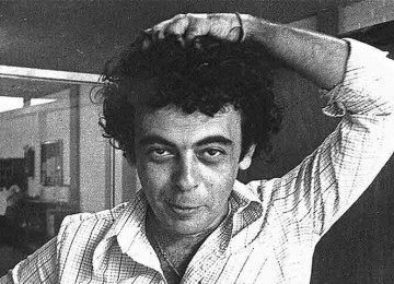 <p>O reconhecimento internacional consolidou-se especialmente com “Terra em Transe”, filme que lhe rendeu o Prêmio da Crítica no Festival de Cannes, o Prêmio Luis Buñuel na Espanha, o Grande Prêmio do Júri da Juventude no Festival de Locarno e o Golfinho de Ouro de melhor filme do ano no Rio de Janeiro.</p>
 -  (crédito: - Reprodução do Facebook Glauber Rocha)