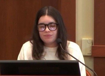  Juliana Peres Magalhães foi presa por suspeita de arquitetar morte da chefe nos EUA -  (crédito: Court TV/Reprodução de vídeo)