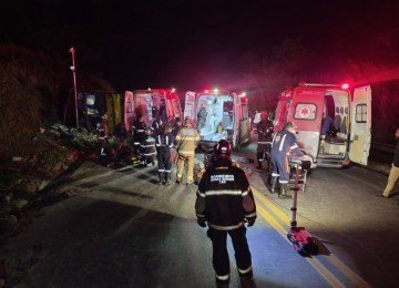 Ônibus capota, deixa 34 feridos, nove em estado grave e cinco mortos na BR-251 -  (crédito: Corpo de Bombeiros/Reprodução)