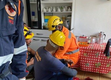 A Defesa Civil de Carangola esteve no local, realizou uma avaliação técnica da estrutura e determinou a interdição da residência -  (crédito: Reprodução/CBMMG)