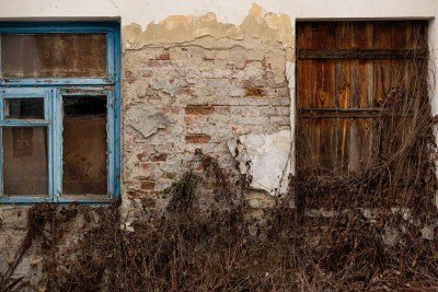 Janelas e paredes negligenciadas s&atilde;o portas de entrada para a &aacute;gua, tornando a manuten&ccedil;&atilde;o essencial para evitar infiltra&ccedil;&otilde;es antes das chuvas -  (crédito: FreePik)