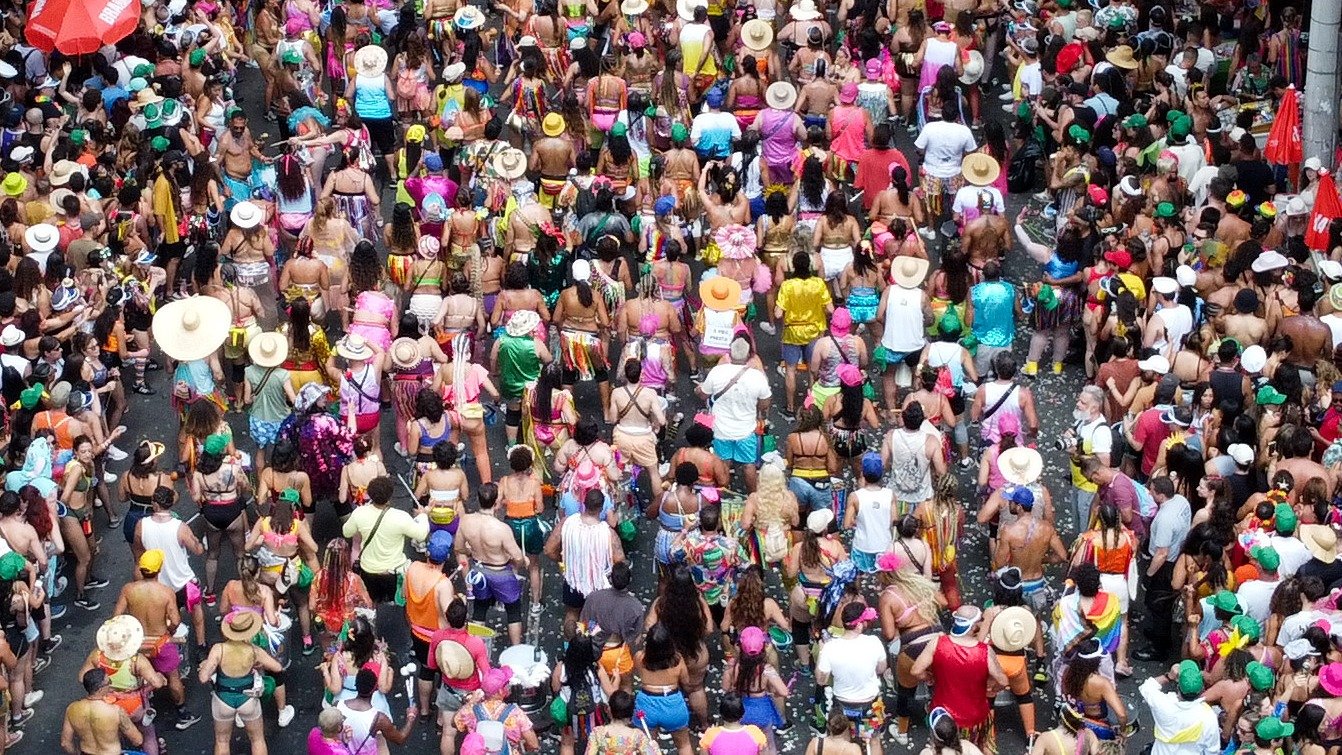 Foli&otilde;es celebram o pr&eacute;-Carnaval de Belo Horizonte, enfrentando o calor e as t&iacute;picas chuvas de ver&atilde;o esperadas. -  (crédito: Leandro Couri/EM/D.A. Press)