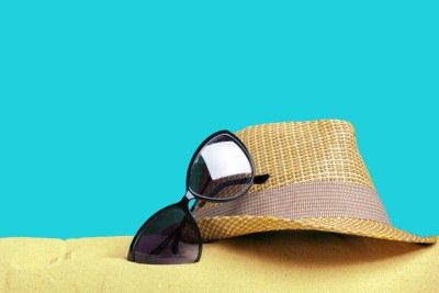 Chapéus, óculos escuros e roupas com fator de proteção UV são fundamentais para quem passa longos períodos ao ar livre -  (crédito: fabrikasimf/FreePik)