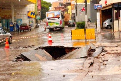 Rompimento de adutora da Copasa gera cratera em avenida de Congonhas (MG) -  (crédito: Secretaria de Comunicação de Congonhas)