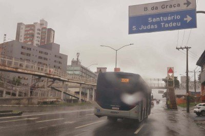 BH está sob alerta de chuva, nesta quinta-feira (22/1), segundo a Defesa Civil 
       -  (crédito:  Jair Amaral/EM/D.A Press)
