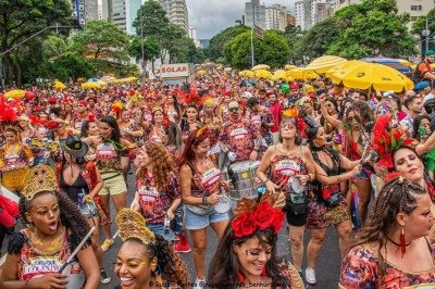 O bloco tem um estilo livre, tocando de tudo um pouco, sempre apresentando um cortejo diversificado e tranquilo -  (crédito: Divulgação/ Bloco Batuque Coletivo)