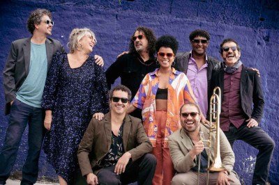 Pluralidade &eacute; a marca registrada da Orquestra Cabar&eacute;, com integrantes ligados ao samba, ao pop, aos tambores ancestrais de Minas e ao rock. O grupo se apresenta s&aacute;bado e domingo (24 e 25/1) -  (crédito: Alexandre Rezende/divulga&ccedil;&atilde;o)