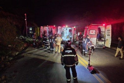 Ônibus capota, deixa 34 feridos, nove em estado grave e cinco mortos na BR-251 -  (crédito: Corpo de Bombeiros/Reprodução)