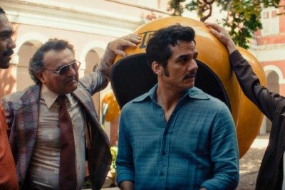 Cena do filme 'O agente secreto', em que o personagem Marcelo conversa com policiais do Recife  -  (crédito: Cinemascópio/Divulgação)